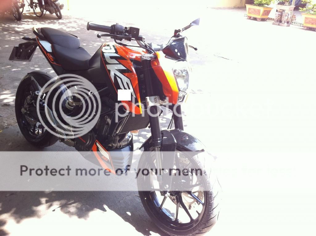 Cần bán KTM DUKE 125 đăng kí 11/2013 mới nguyên còn hơn 1 năm bảo hành của hãng